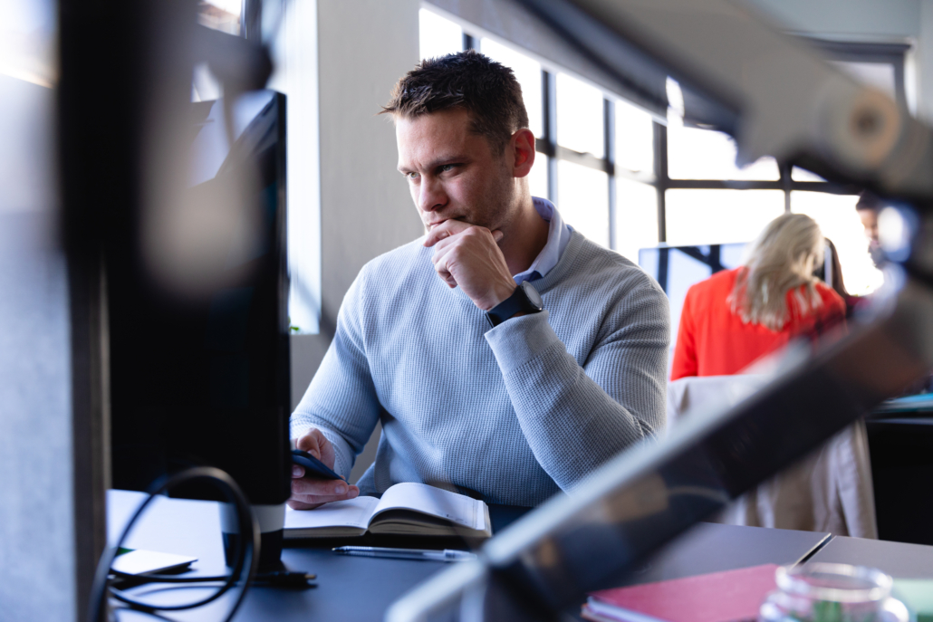 Homme travaillant au bureau d'assainissement et études géotechniques